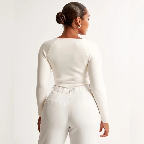 ⭐️SOLD⭐️NWT Abercrombie & Fitch Long-Sleeve Sweetheart Sweater Bodysuit - Picture 3 of 10